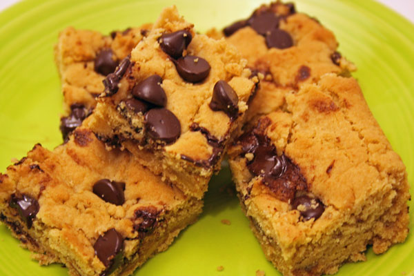 Peanut Butter Chocolate Chip Blondies | www.rappsodyinrooms.com