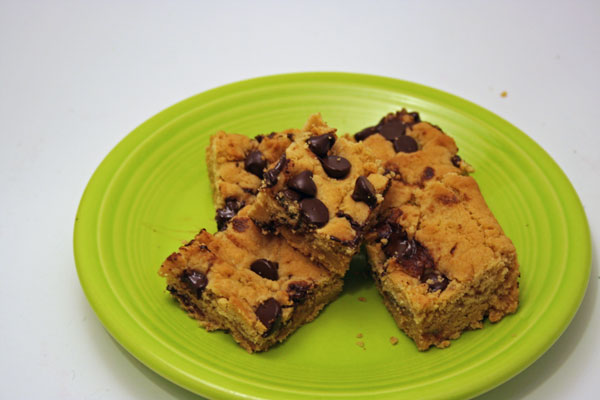 Peanut Butter Chocolate Chip Blondies | www.rappsodyinrooms.com