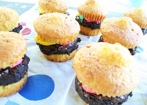 How to make cupcake and brownie dessert burgers! | www.rappsodyinrooms.com