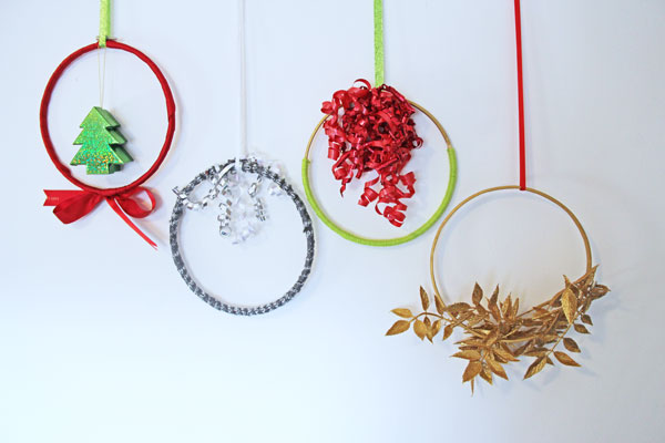 Embroidery Hoop Christmas Wreath Epicycles | www.rhapsodyinrooms.com