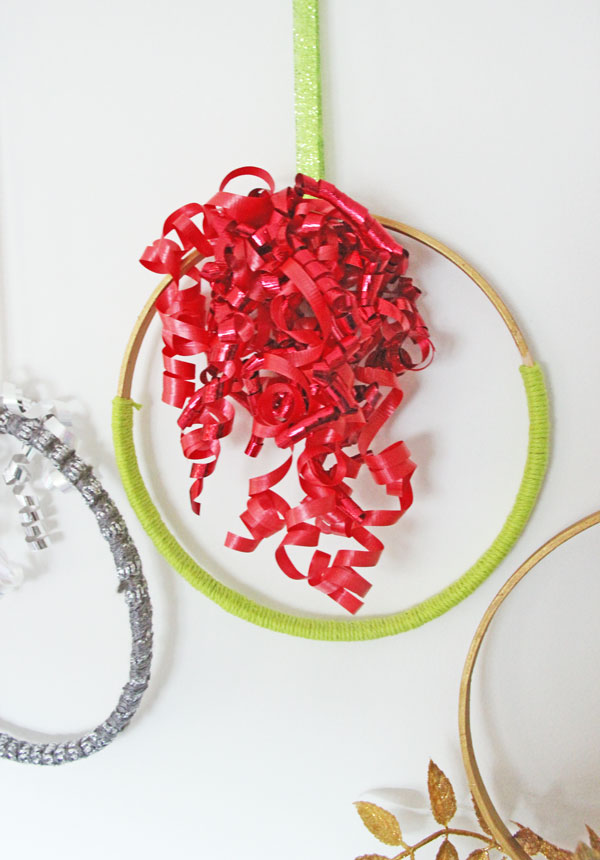 Embroidery Hoop Christmas Wreath Epicycles | www.rhapsodyinrooms.com