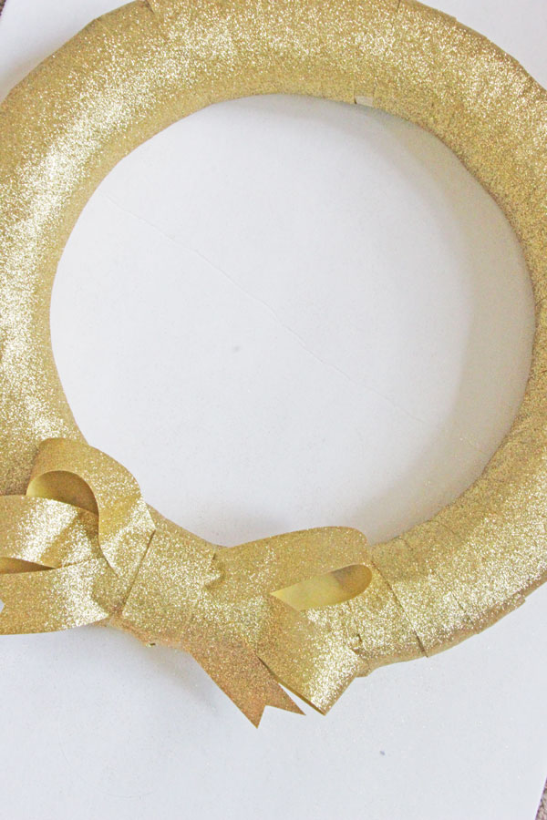 Gold Glitter Wreath | www.rhapsodyinrooms.com
