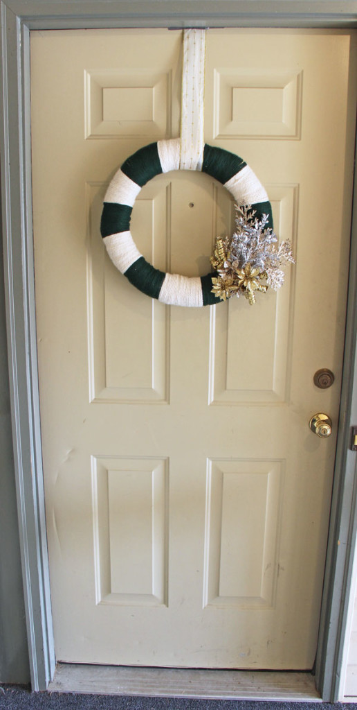 My Glittery Yarn Wrapped Winter Wreath | www.rhapsodyrinrooms.com